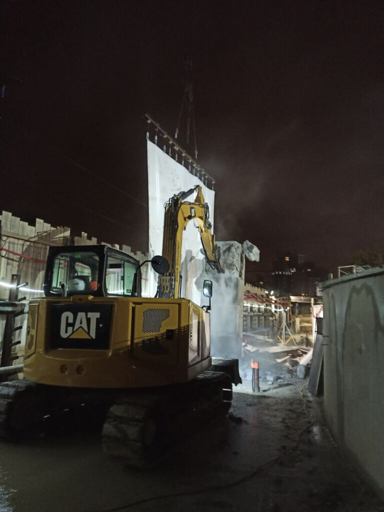 schalldämmender Lärmschutz an Kran hängend für Abriss